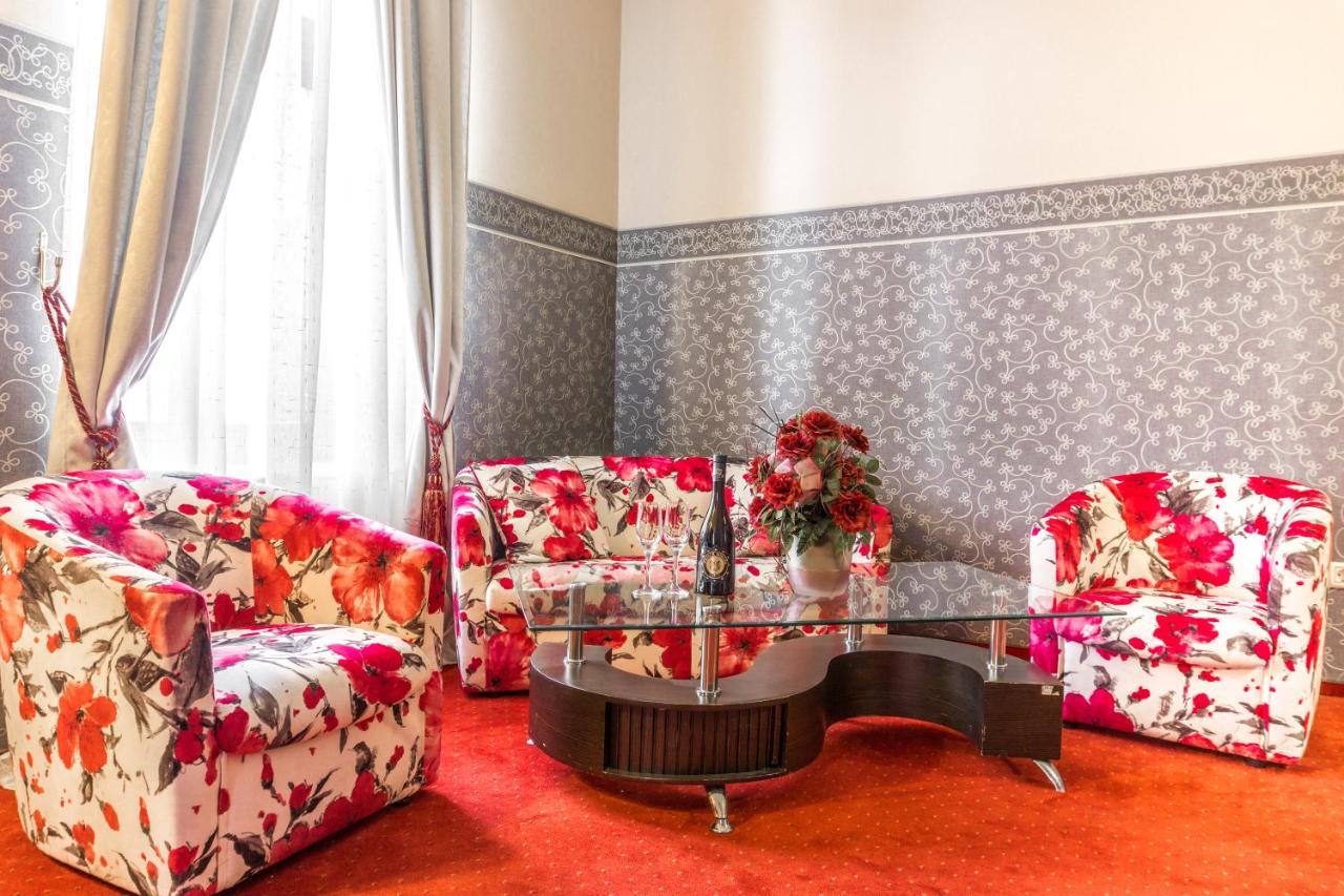 Hotel Ferdinand Haţeg Esterno foto