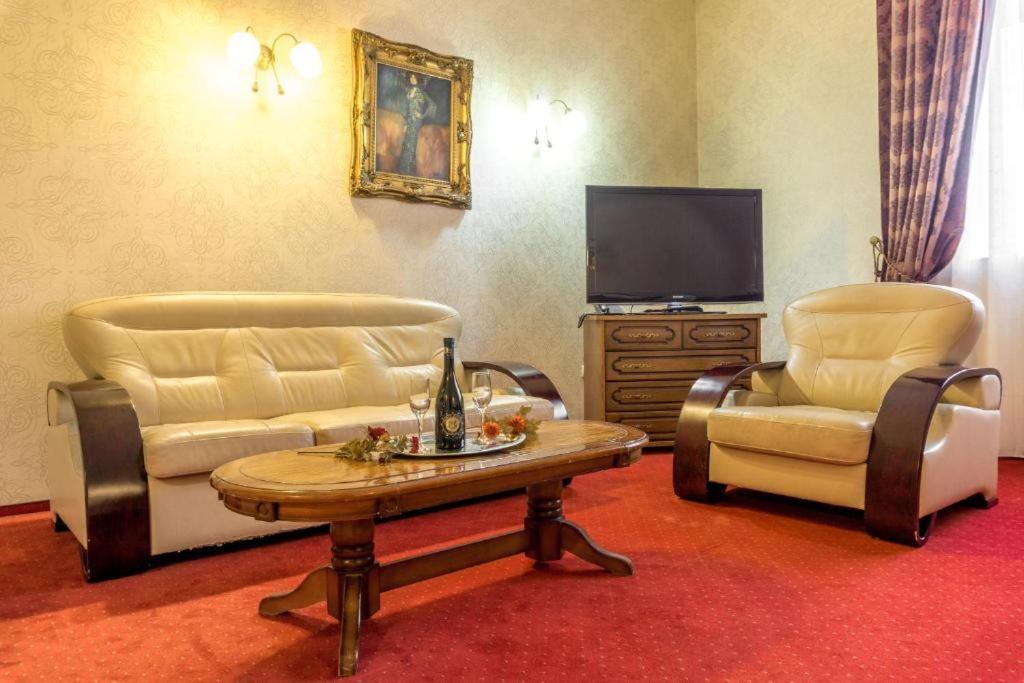 Hotel Ferdinand Haţeg Esterno foto