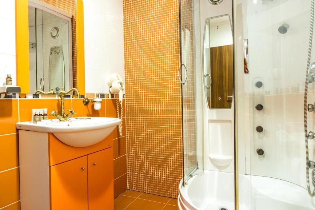 Hotel Ferdinand Haţeg Esterno foto